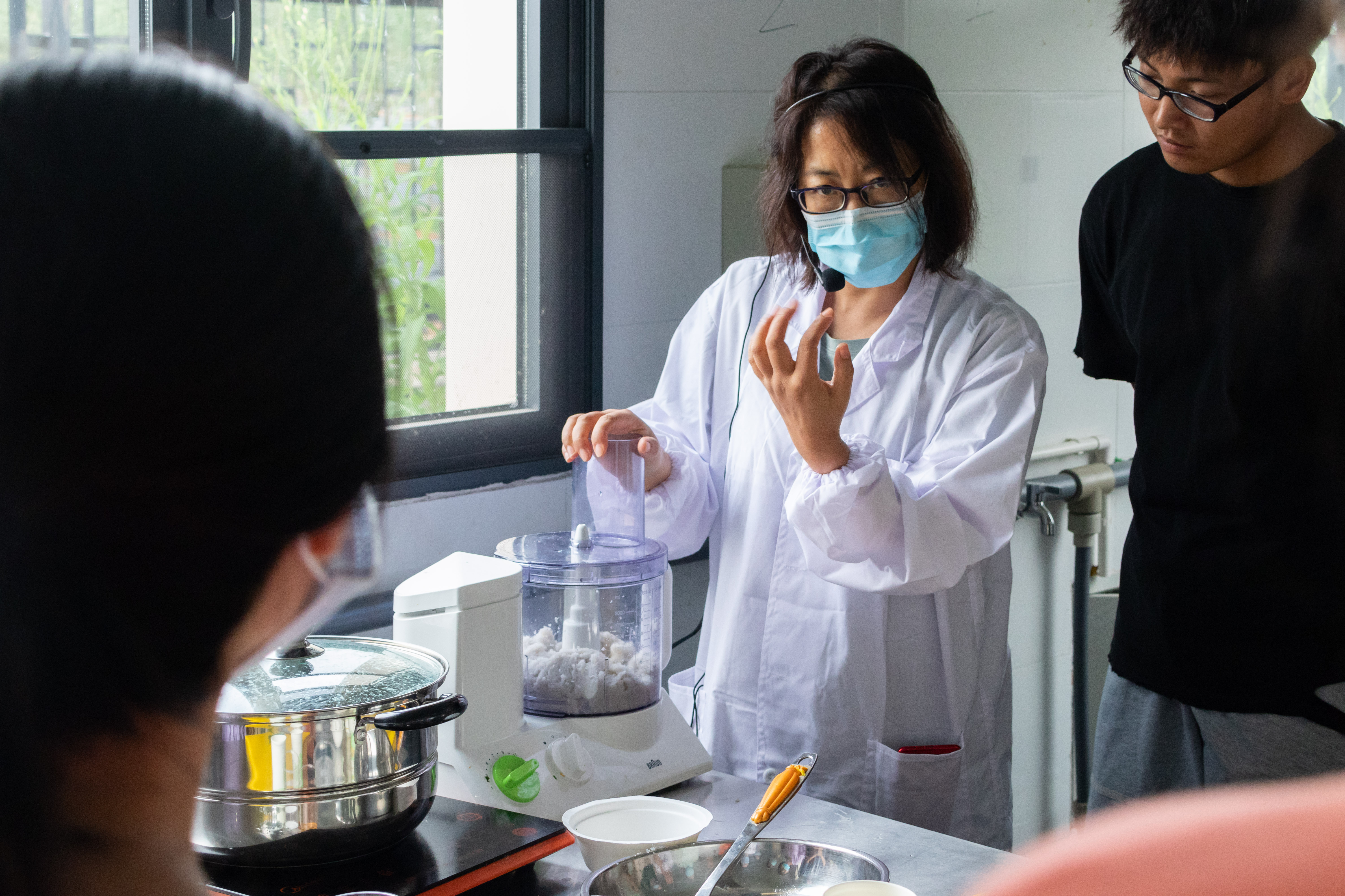 yl6809永利官网张秀杰老师向新生介绍“空擂法”（学通社记者 周丹丹 摄）