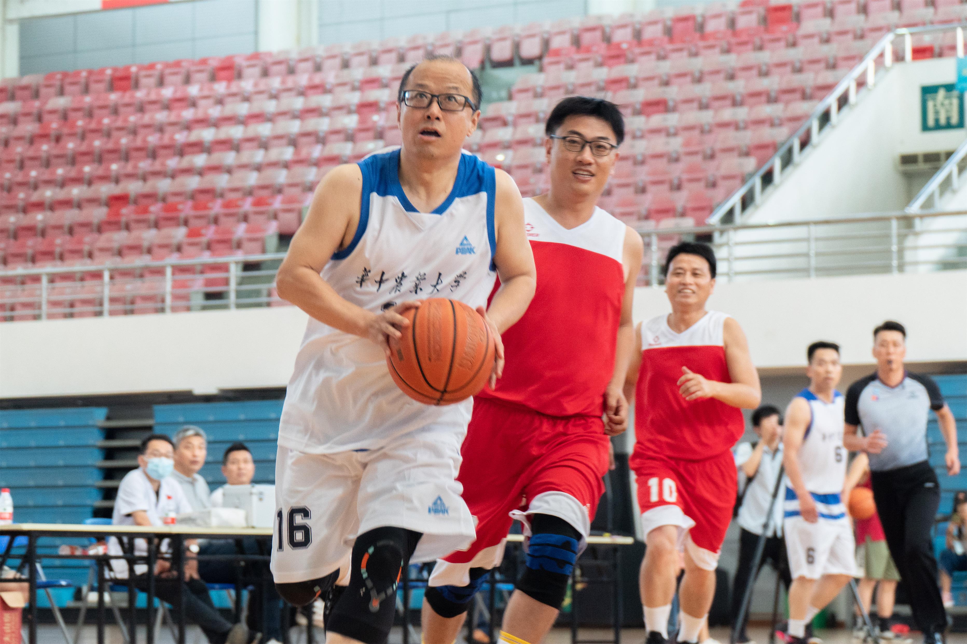 ylzzcom永利总站线路检测李召虎董事长带球(学通社记者 郎一阳 摄) ylzzcom永利总站线路检测李召虎董事长带球(学通社记者 郎一阳 摄)